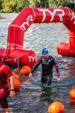 MOSCOW, Rusya - 25 Ağustos 2019: Moskova nehri üzerindeki Ironman Yüzücüleri. Ironstar Crocus Fitness Triatlon 2019.