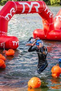 MOSCOW, Rusya - 25 Ağustos 2019: Moskova nehri üzerindeki Ironman Yüzücüleri. Ironstar Crocus Fitness Triatlon 2019.