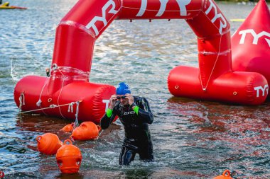 MOSCOW, Rusya - 25 Ağustos 2019: Moskova nehri üzerindeki Ironman Yüzücüleri. Ironstar Crocus Fitness Triatlon 2019.