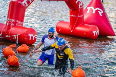 MOSCOW, Rusya - 25 Ağustos 2019: Moskova nehri üzerindeki Ironman Yüzücüleri. Ironstar Crocus Fitness Triatlon 2019.