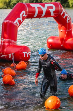 MOSCOW, Rusya - 25 Ağustos 2019: Moskova nehri üzerindeki Ironman Yüzücüleri. Ironstar Crocus Fitness Triatlon 2019.