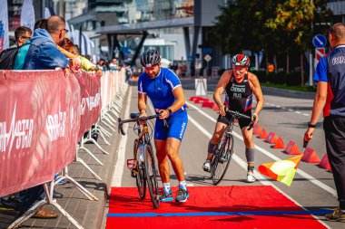 MOSCOW, RUSSIA - 25 Ağustos 2019: Ironman Bisiklet Yarışması, yarışa katılan bisikletçi sporcular. Demir Yıldızı Crocus Fitness Triatlonu.