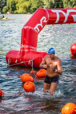 MOSCOW, Rusya - 25 Ağustos 2019: Moskova nehri üzerindeki Ironman Yüzücüleri. Ironstar Crocus Fitness Triatlon 2019.