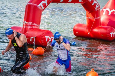 MOSCOW, Rusya - 25 Ağustos 2019: Moskova nehri üzerindeki Ironman Yüzücüleri. Ironstar Crocus Fitness Triatlon 2019.