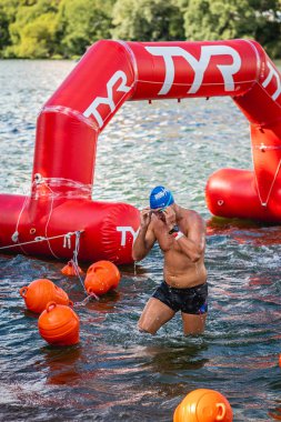 MOSCOW, Rusya - 25 Ağustos 2019: Moskova nehri üzerindeki Ironman Yüzücüleri. Ironstar Crocus Fitness Triatlon 2019.