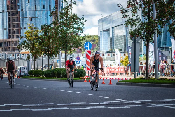 MOSCÚ, RUSIA - 25 de agosto de 2019: Ironman Cycling competition, ciclistas atletas que montan una carrera. Ironstar Crocus Fitness Triatlón . — Foto de Stock