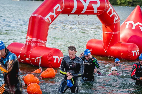 MOSCA, RUSSIA - 25 AGOSTO 2019: Ironman Nuotatori in acque aperte evento Mosca fiume. Ironstar Crocus Fitness Triathlon 2019. — Foto Stock