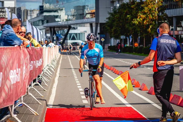 MOSCOU, RUSSIE - 25 AOÛT 2019 : Ironman Compétition cycliste, athlètes cyclistes en course. Triathlon Ironstar Crocus Fitness. — Photo