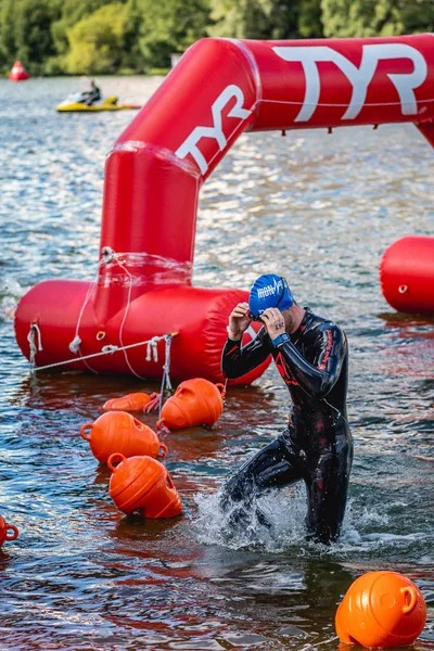 MOSCÚ, RUSIA - 25 de agosto de 2019: Ironman Nadadores en aguas abiertas evento río Moscú. Ironstar Crocus Fitness Triatlón 2019 . —  Fotos de Stock