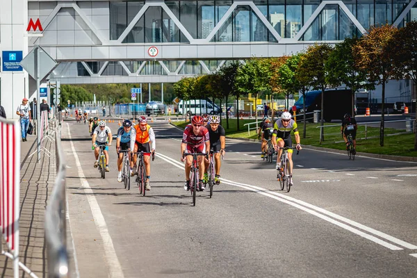 MOSCOU, RUSSIE - 25 AOÛT 2019 : Ironman Compétition cycliste, athlètes cyclistes en course. Triathlon Ironstar Crocus Fitness. — Photo