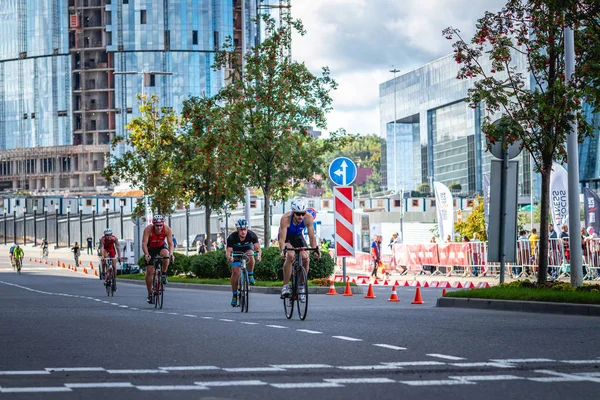 MOSCÚ, RUSIA - 25 de agosto de 2019: Ironman Cycling competition, ciclistas atletas que montan una carrera. Ironstar Crocus Fitness Triatlón . — Foto de Stock