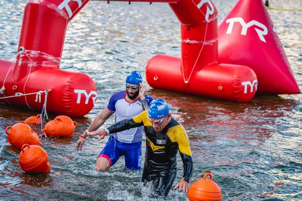 MOSCOW, Rusya - 25 Ağustos 2019: Moskova nehri üzerindeki Ironman Yüzücüleri. Ironstar Crocus Fitness Triatlon 2019.