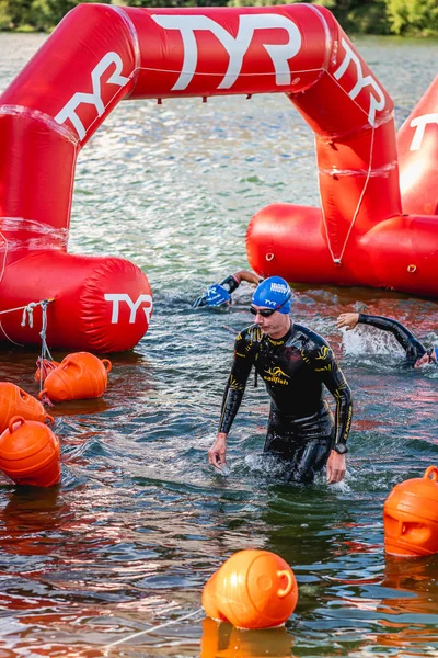 MOSCÚ, RUSIA - 25 de agosto de 2019: Ironman Nadadores en aguas abiertas evento río Moscú. Ironstar Crocus Fitness Triatlón 2019 . —  Fotos de Stock