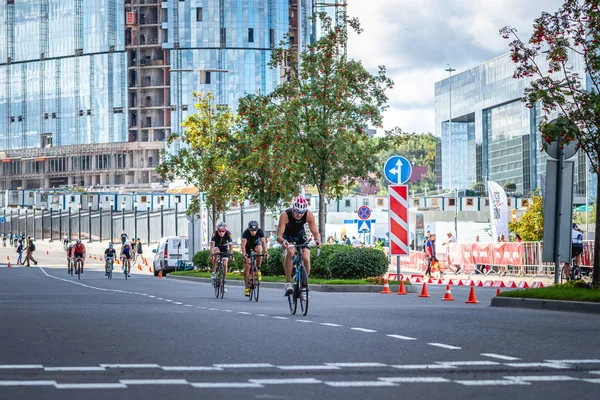 MOSCOU, RUSSIE - 25 AOÛT 2019 : Ironman Compétition cycliste, athlètes cyclistes en course. Triathlon Ironstar Crocus Fitness. — Photo