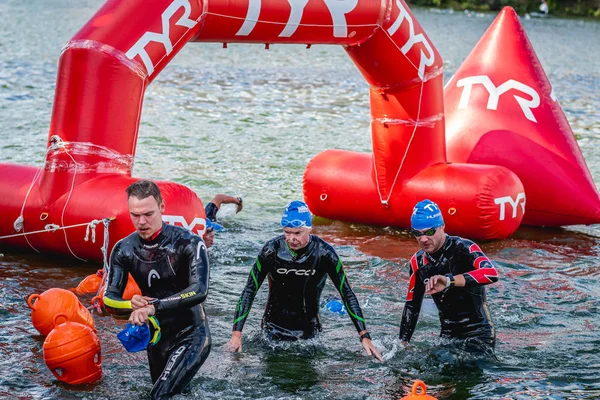 MOSCA, RUSSIA - 25 AGOSTO 2019: Ironman Nuotatori in acque aperte evento Mosca fiume. Ironstar Crocus Fitness Triathlon 2019. — Foto Stock