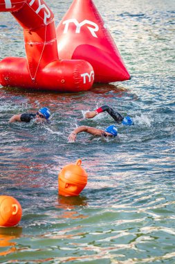 MOSCOW, Rusya - 25 Ağustos 2019: Moskova nehri üzerindeki Ironman Yüzücüleri. Ironstar Crocus Fitness Triatlon 2019.