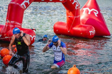 MOSCOW, Rusya - 25 Ağustos 2019: Moskova nehri üzerindeki Ironman Yüzücüleri. Ironstar Crocus Fitness Triatlon 2019.