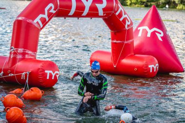 MOSCOW, Rusya - 25 Ağustos 2019: Moskova nehri üzerindeki Ironman Yüzücüleri. Ironstar Crocus Fitness Triatlon 2019.