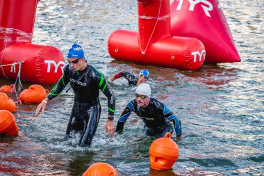 MOSCOW, Rusya - 25 Ağustos 2019: Moskova nehri üzerindeki Ironman Yüzücüleri. Ironstar Crocus Fitness Triatlon 2019.