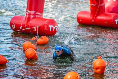 MOSCOW, Rusya - 25 Ağustos 2019: Moskova nehri üzerindeki Ironman Yüzücüleri. Ironstar Crocus Fitness Triatlon 2019.