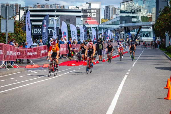 MOSCOU, RUSSIE - 25 AOÛT 2019 : Ironman Compétition cycliste, athlètes cyclistes en course. Triathlon Ironstar Crocus Fitness. — Photo