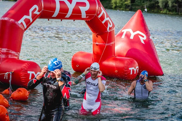 MOSCA, RUSSIA - 25 AGOSTO 2019: Ironman Nuotatori in acque aperte evento Mosca fiume. Ironstar Crocus Fitness Triathlon 2019. — Foto Stock