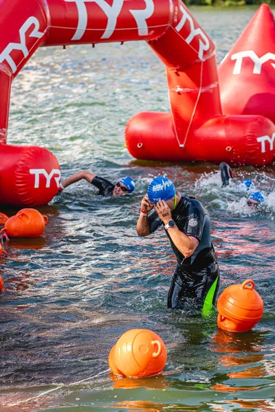 莫斯科，俄罗斯- 2019年8月25日：铁人游泳者在开放水域活动莫斯科河。铁星克罗斯健身铁人三项2019. — 图库照片