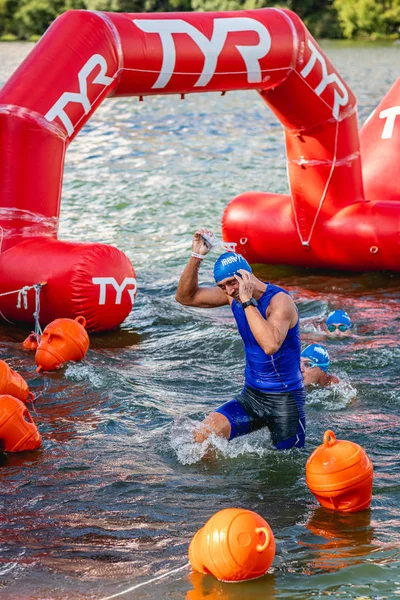 MOSCOW, Rusya - 25 Ağustos 2019: Moskova nehri üzerindeki Ironman Yüzücüleri. Ironstar Crocus Fitness Triatlon 2019.