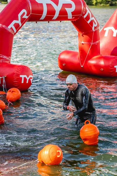 MOSCÚ, RUSIA - 25 de agosto de 2019: Ironman Nadadores en aguas abiertas evento río Moscú. Ironstar Crocus Fitness Triatlón 2019 . —  Fotos de Stock