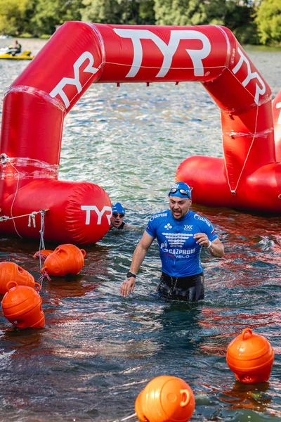 MOSCOW, Rusya - 25 Ağustos 2019: Moskova nehri üzerindeki Ironman Yüzücüleri. Ironstar Crocus Fitness Triatlon 2019.