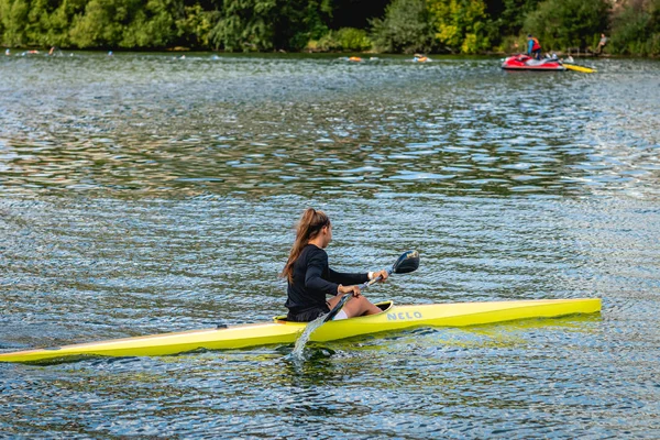 MOSCA, RUSSIA - AGOSTO 25, 2019: Giovane donna gode il suo allenamento di kayak nel caldo al fiume Mosca. — Foto Stock