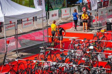 MOSKOVA, RUSYA - 25 Ağustos 2019: IRONSTAR CROCUS FITNESS TRIATHLON 2019 'daki bisiklet parkı.