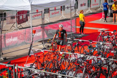 MOSKOVA, RUSYA - 25 Ağustos 2019: IRONSTAR CROCUS FITNESS TRIATHLON 2019 'daki bisiklet parkı.