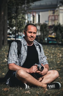 Elinde retro kamera tutan bir adam. Klasik kamera. Fotoğrafçı.