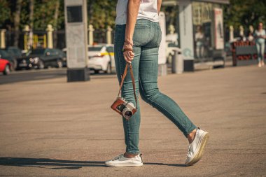 MOSCOW, RUSSIA - 30 Ağustos 2019: açık havada retro vintage kamera tutan kadın. Eski kamera. Kadın fotoğrafçılık.