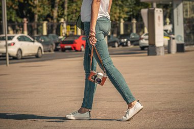 MOSCOW, RUSSIA - 30 Ağustos 2019: açık havada retro vintage kamera tutan kadın. Eski kamera. Kadın fotoğrafçılık.