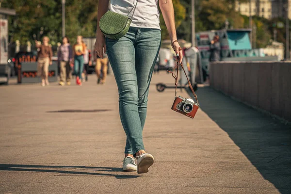 МОСКВА, РОССИЯ - 30 августа 2019 года: Женщина держит ретро-винтажную камеру на открытом воздухе. Старая камера. Женская фотография . — стоковое фото