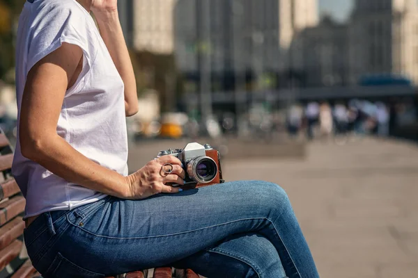 モスクワ、ロシア- 8月30 、 2019:レトロなヴィンテージカメラを屋外で開催する女性。古いカメラだ。女性写真. — ストック写真