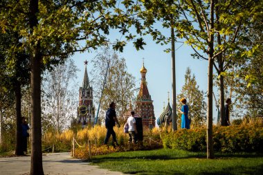 MOSCOW, RUSSIA - 30 Ağustos 2019: Zaryadye Parkı 'nda Aziz Basil' in arka planına karşı.