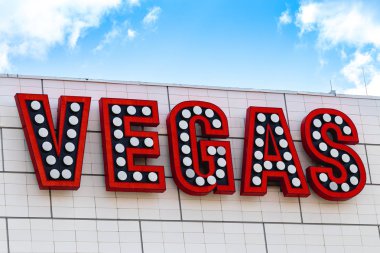 Binada Vegas harfleri var. Mavi gökyüzü. Vegas tabelası.