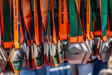 MOSCOW, RUSSIA - 25 AĞUSTOS 2019: IRONSTAR CROCUS FITNESS TRIATHLON 2019 triatlonu sonrasında katılımcıları ödüllendirdikleri için madalyalar.