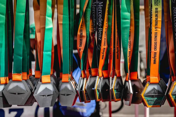 MOSCOW, RÚSSIA - AUGUST 25, 2019: Medalhas para premiar os participantes após o triatlo no IRONSTAR CROCUS FITNESS TRIATHLON 2019. — Fotografia de Stock