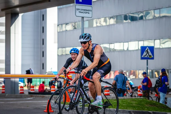 MOSCOW, RÚSSIA - AGOSTO 25, 2019: Ironman Cycling competition, ciclista atletas montando uma corrida. Ironstar Crocus Fitness Triathlon . — Fotografia de Stock