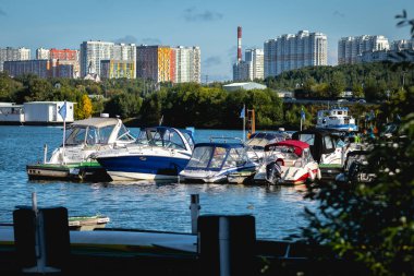 MOSCOW, RUSSIA - 25 Ağustos 2019: limandaki yat parkı, Moskova 'daki liman yat kulübü. Güneşli bir günde Güzel Yatlar.