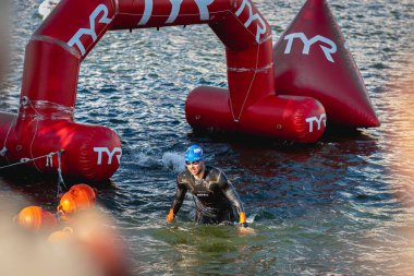 Moskova, Rusya - 25 Ağustos 2019: Ironman Yüzücüleri. Ironstar Crocus Fitness Triatlon 2019.