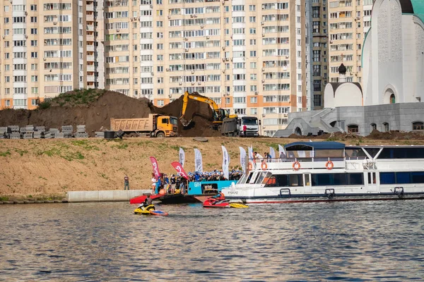 俄罗斯莫斯科- 2019年8月25日：铁人游泳运动员登上汽艇，准备游泳。 铁星克罗斯健身铁人三项2019. — 图库照片