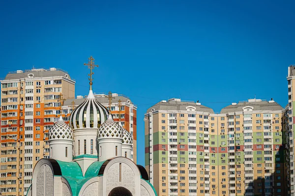 Iglesia rusa en otoño. La arquitectura rusa. — Foto de Stock