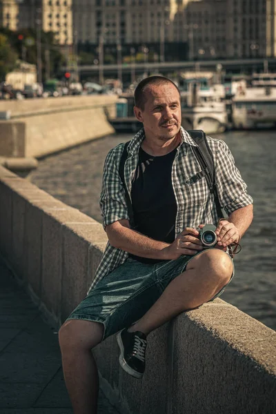 MOSCOU, RUSSIE - 30 AOÛT 2019 : Homme tenant une caméra rétro. Caméra vintage. Photographe. — Photo