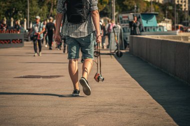 MOSCOW, Rusya - 30 Ağustos 2019: retro kamera tutan adam. Klasik kamera. Fotoğrafçı.