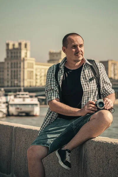 MOSCOU, RUSSIE - 30 AOÛT 2019 : Homme tenant une caméra rétro. Caméra vintage. Photographe. — Photo